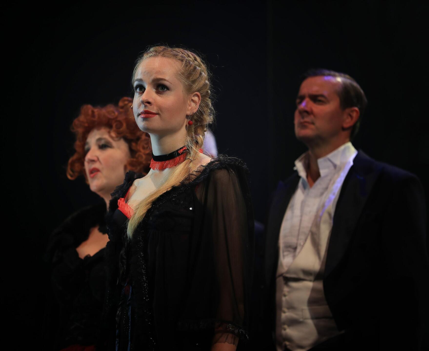 Csap&oacute; Judit eh. Cs&aacute;rd&aacute;skir&aacute;lynő előad&aacute;sfot&oacute;