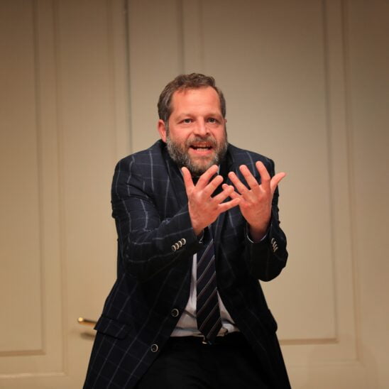 Fándly Csaba Kartonpapa előadásfotó