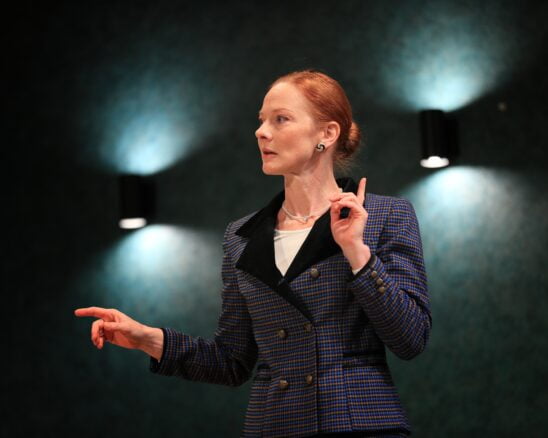 Mészáros Sára Kartonpapa előadásfotó